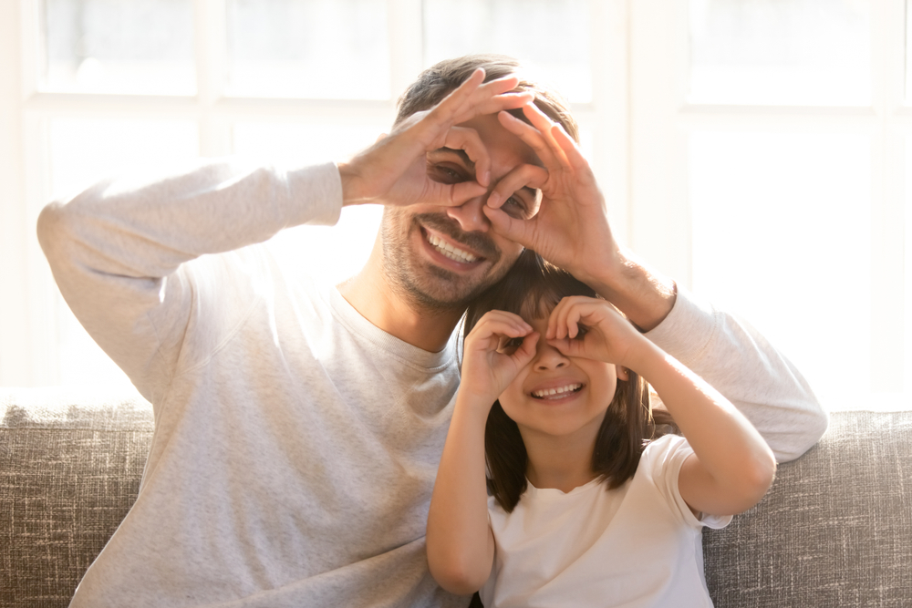 Pretty,Family,Father,Adorable,Daughter,Sitting,On,Sofa,Do,Funny